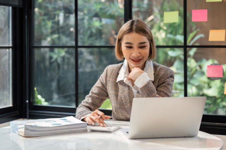 woman wokring on laptop