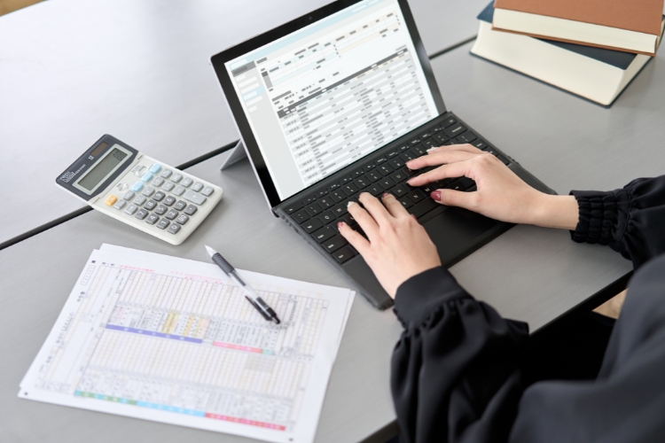 woman wokring on laptop